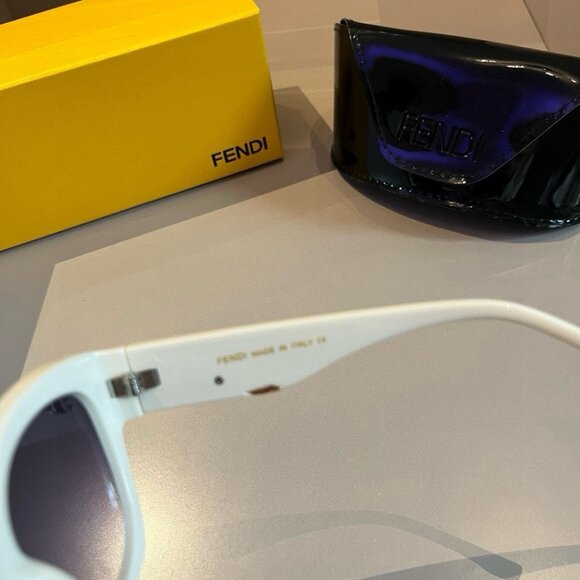 FENDI FF Logo Oversize Sunglasses - Picture 6 of 7